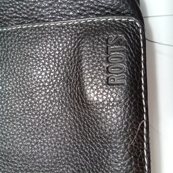 ROOTS canada. Active style leather purse - Picture 4 of 9